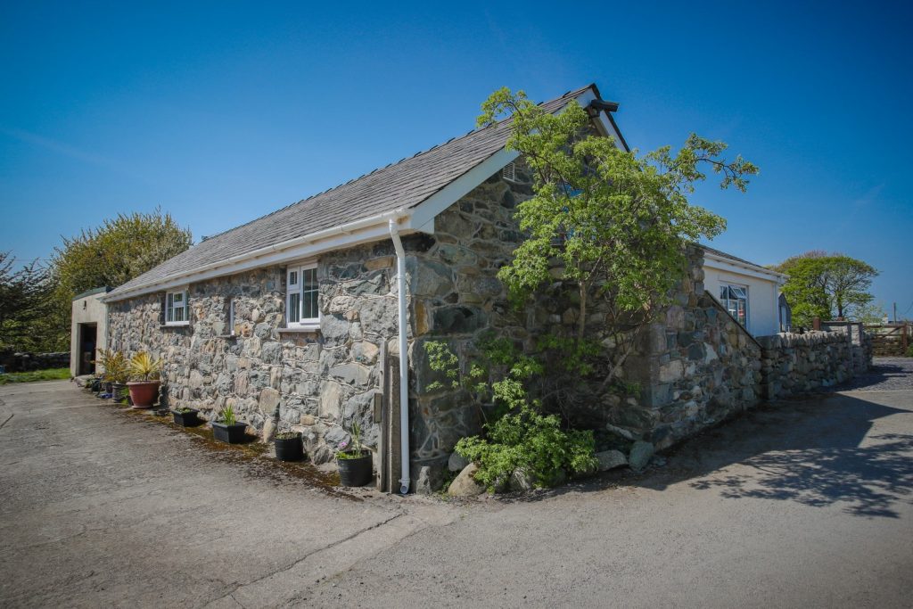 Hen Stabl holiday cottage at Tyn y Coed Caravan Park, Llanrug
